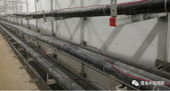 感溫電纜，又名線型感溫火災(zāi)探測(cè)器，感溫電纜具有沿全線長(zhǎng)連續(xù)檢測(cè)保護(hù)對(duì)象溫度的能力。